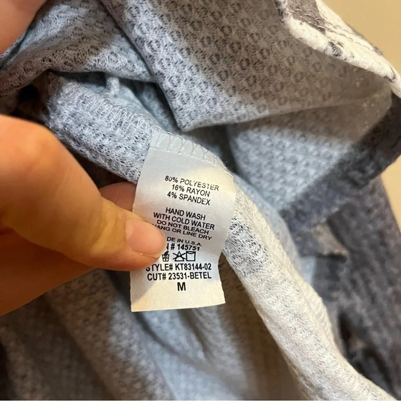 NWT Altar'd State Womens Gray Long Sleeve Shirt White Stars Ruffled Hem Top Sz M - Picture 6 of 8